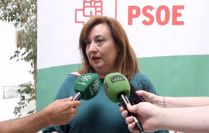 La portavoz de Igualdad del PSOE-A, Soledad Pérez, atiende a los medios en la sede regional del partido