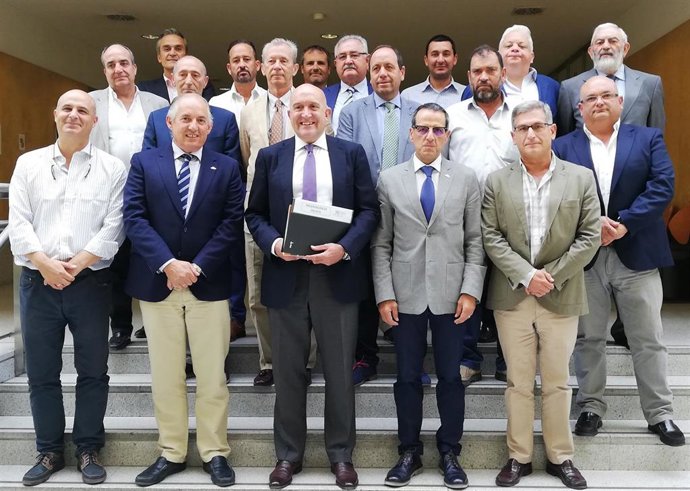 Carnero, en el centrode la fila inferior, con los miembros de Urcacyl con los que se ha reúnido este viernes.