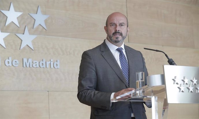 El presidente de la Comunidad de Madrid en funciones, Pedro Rollán, ha reconocido este viernes que no son positivos los datos del paro en julio que indican un aumento del desempleo aunque cree que en cierta medida se ha producido por la desaceleración 