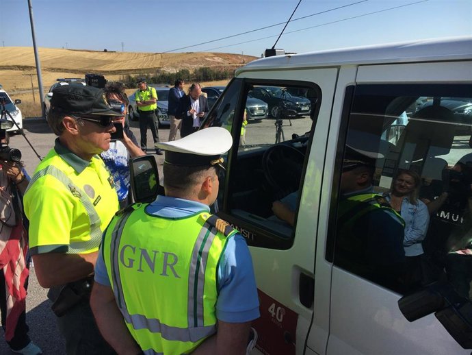 Un agente de la Guardia Civil y otro de la Guardia Nacional Republicana de Portugal, hoy en Burgos.