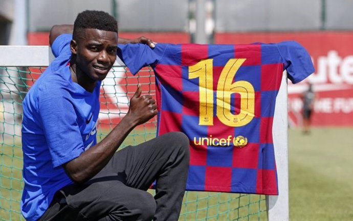 El lateral senegalés Moussa Wagué tendrá ficha del primer equipo del FC Barcelona