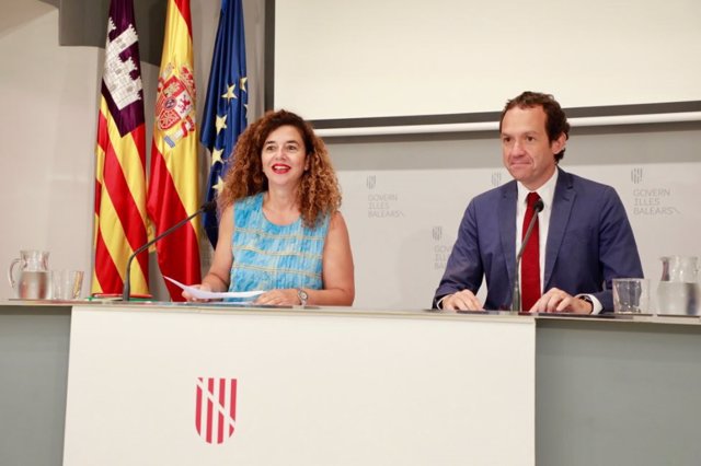 La portavoz del Govern, Pilar Costa, y el conseller de Vivienda y Movilidad, Marc Pons, en rueda de prensa