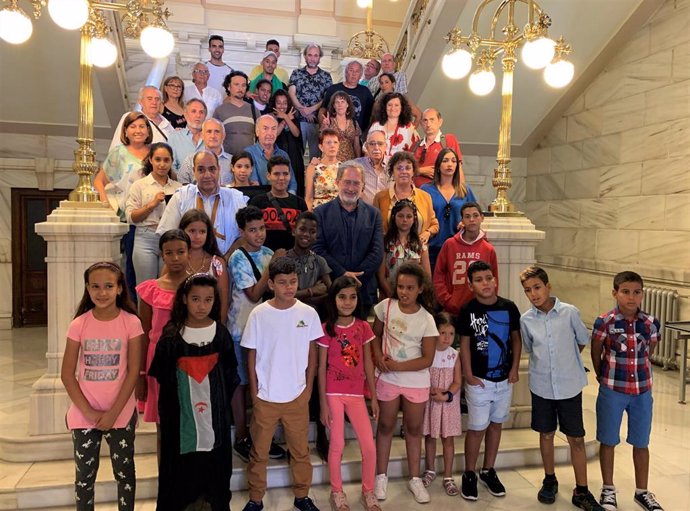 El Ayuntamiento de Valladolid recibe a los niños de 'Vacaciones en paz' que pasan el verano en la capital.