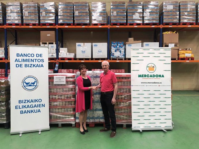 Mercadona aporta 3.000 kilos de productos de primera necesidad al Banco de Alimentos de Araba.