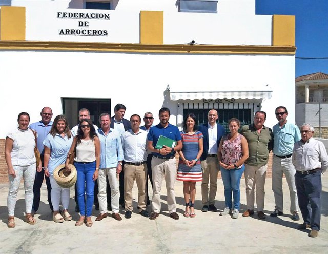 La delegada de Agricultura visita Isla Mayor para tener una visión general de la comarca y debatir sobre las soluciones a los problemas del sector arrocero
