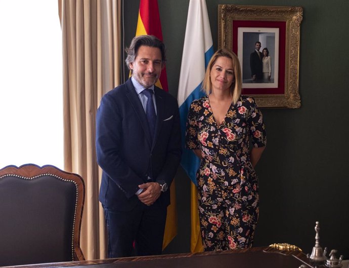 La nueva diputada palmera Judit Natalia Bayarri Martín (CC) en su toma de posesión junto al presidente del Parlamento de Canarias, Gustavo Matos