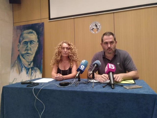 Paula Rotger i Josep de Luis donen una roda de premsa en l'OCB.