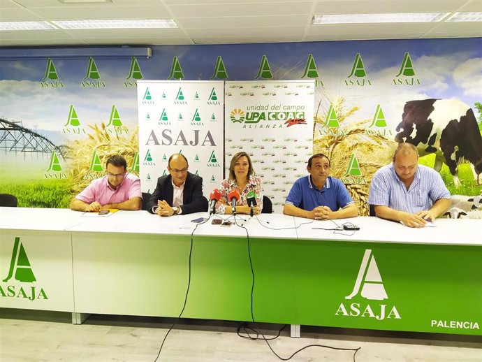 La diputada del PP, Milagros Marcos, junto a representantes de las organizaciones agrarias de Palencia.