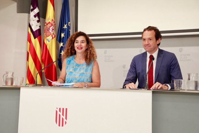 La portaveu del Govern, Pilar Costa, i el conseller de Vivenda i Mobilitat, Marc Pons, en roda de premsa.