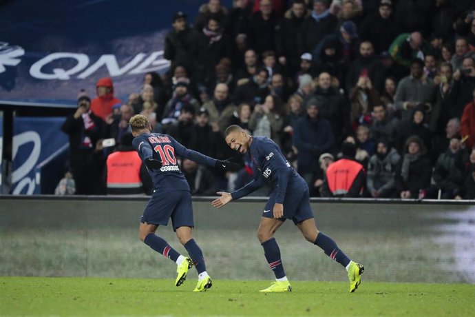 Kylian Mbappe y Neymar celebran un gol con el PSG