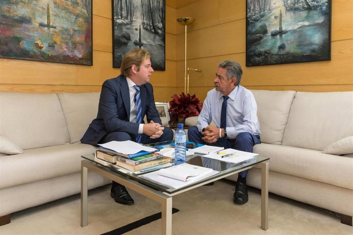 Revilla se reúne con el acalde de Reocín