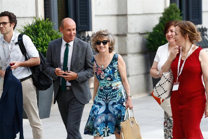 La ministra de Sanidad en funciones, María Luisa Carcedo (3i), llega a la primera sesión del debate de investidura del candidato socialista a la Presidencia del Gobierno.