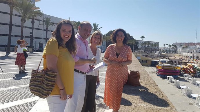 La diputada nacional, García Pelayo, junto con la portavoz del PP provincial y representantes municipales del Ayuntamiento