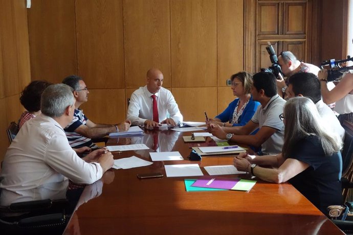 El alcalde de León, José Antonio Diez, y miembros de la corporación se reúnen con representantes de Podemos-Equo y su concejal en el Consistorio, Nicanor Pastrana.