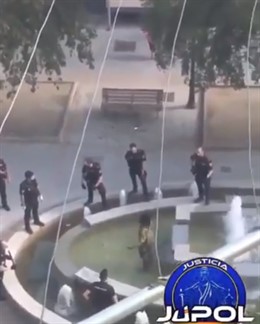 Imagen de efectivos policiales intervienen ante un hombre que blandía un machete en el barrio madrileño de San Cristóbal de Los Ángeles.