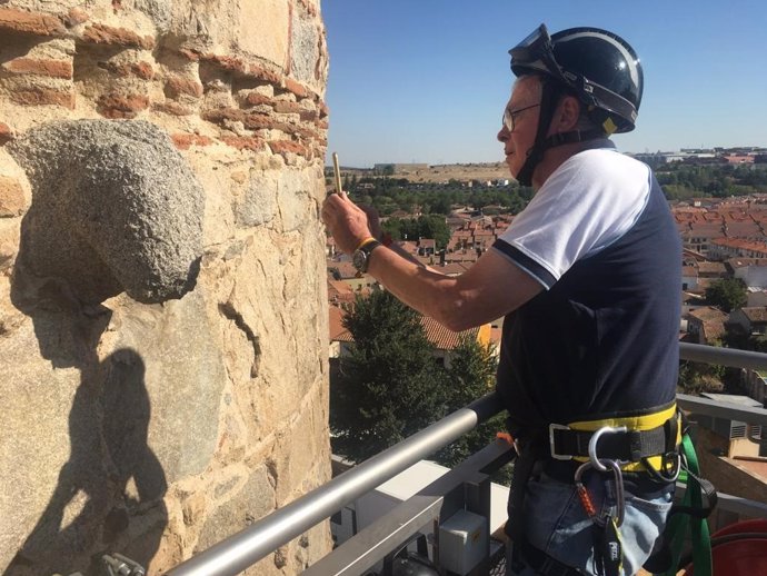 Recogen muestras de los verracos de la muralla de Ávila para conocer el origen de la piedra
