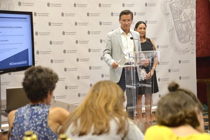 El alcalde de Granada, Luis Salvador, y la edil de Cultura, Lucía Garrido