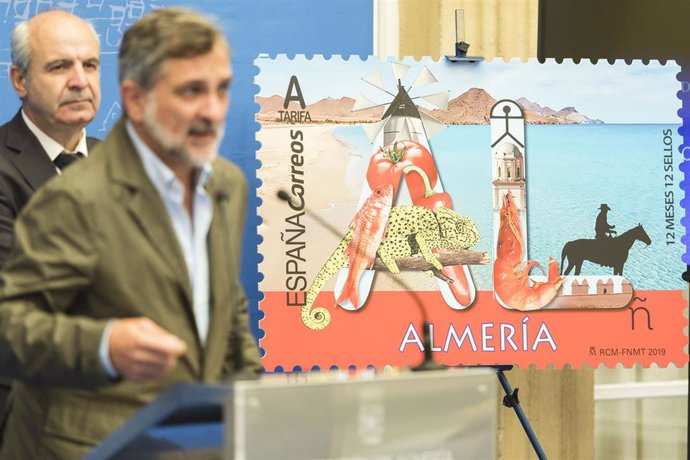 Ángel Escobar presenta el sello de Correos dedicado a Almería