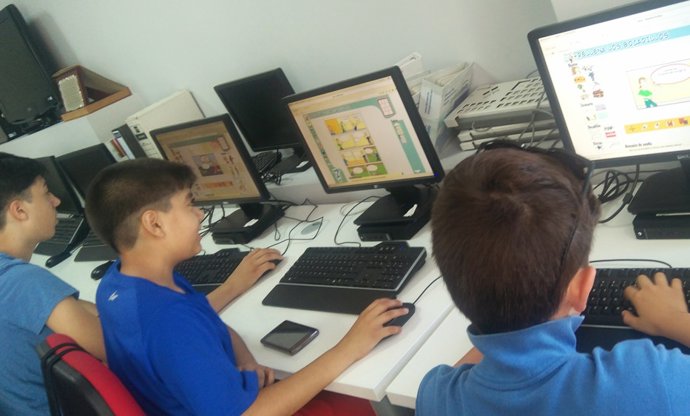 Menores participantes en las actividades - Imagen de archivo