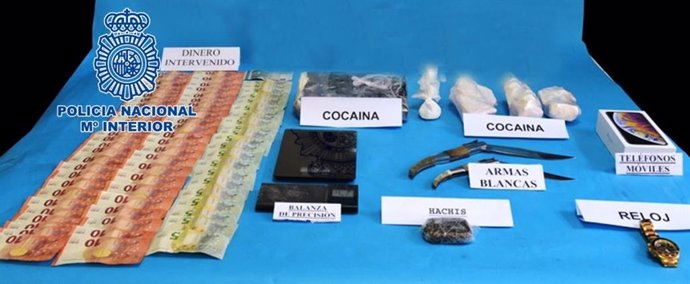 Dinero, droga y otros objetos intervenidos en la operación