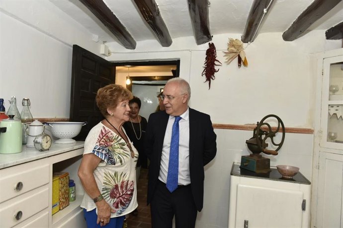 El presidente del gobierno riojano, José Ignacio Ceniceros, y la presidenta de la Asociación de Mujeres de Corera, María Rodríguez, durante la inauguración a la Casa Etnográfica de Corera