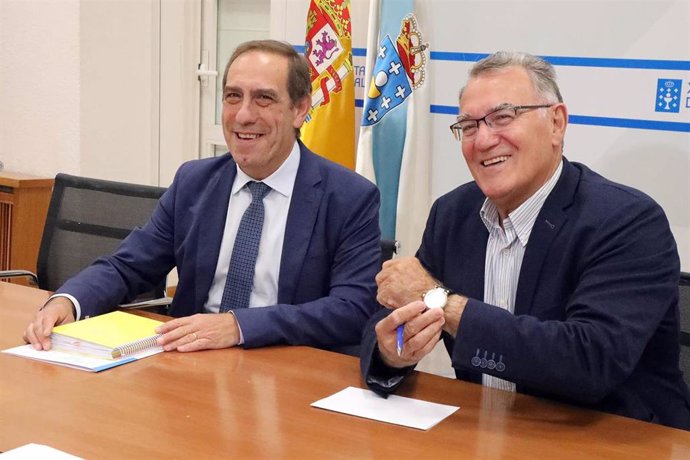 Valeriano Martínez, se reune con el presidente de la Federación Galega de Municipios e Provincias (FEGAMP), Alfredo García, para abordar el proyecto de universalización de las prestaciones financieras en Galicia.