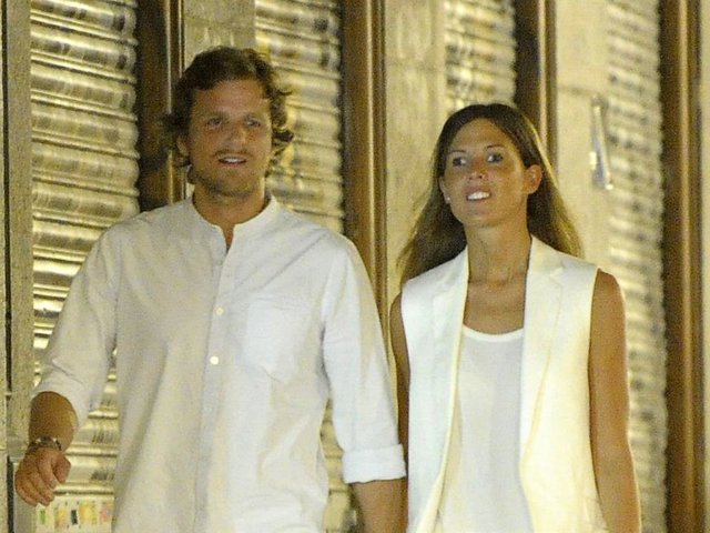 ÁLVARO DE LA LAMA PASEA CON SU PAREJA