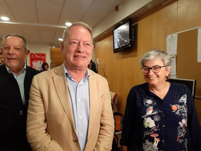 La alcaldesa de Gijón y el portavoz de IU-IAS en el Ayuntamiento gijonés, Ana González y Aurelio Martín, respectivamente, a la salida de la  primera reunión mantenida el pasado junio.