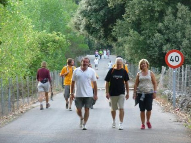 Peregrinos Haciendo La Pujada A Lluc A Peu.