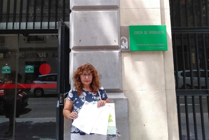 Dolores Oliva, representante de CSIF que ha entregado sendos escritos para que el centro de salud de San Pedro, en Marbella, tenga vigilancia 24 horas al día.