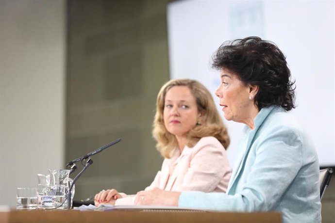 (I-D) La ministra de Economía en funciones, Nadia Calviño y la portavoz del Gobierno y ministra de Educación y Formación Profesional en funciones, Isabel Celaá, durante la rueda de prensa posterior al Consejo de Ministros en La Moncloa.