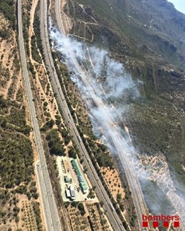 Un incendi obliga a tallar l'AP-7 i l'A-7 a Vandells (Tarragona)