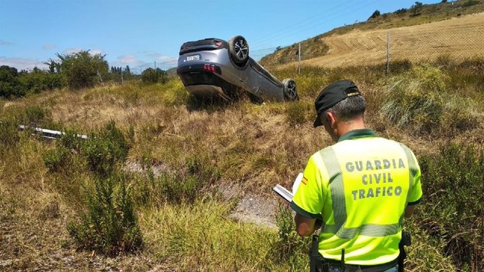 Vuelco de un turismo en la AP-15
