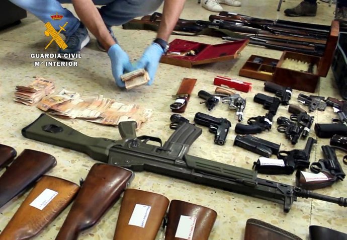 Armas incautadas en la operación Cíclope de la Guardia Civil, al desarticular a una banda internacional dedicada al tráfico ilegal y asentada en Cantabria. Hay una veintena de detenidos y seis en prisión