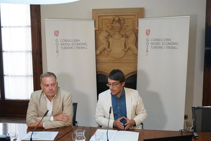 De izquierda a derecha: el director general Lloren Pou y el conseller Iago Negueruela.