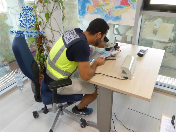 Agente de Policía Nacional comprobando un pasaporte