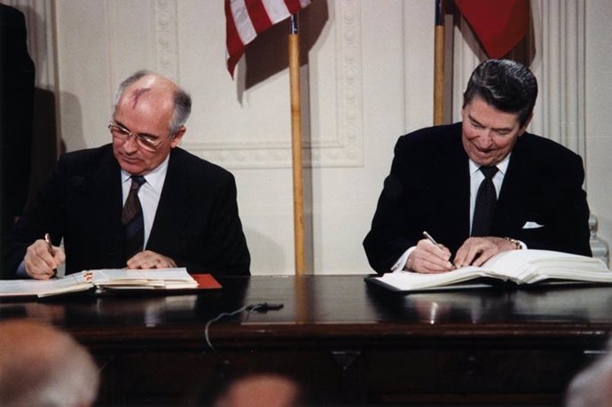 Reagan i Gorbatxov signen l'acord INF sobre armes nuclears