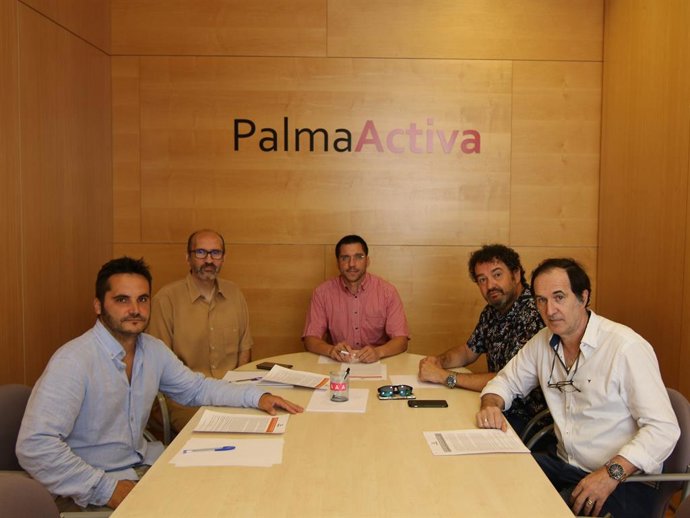 El regidor de Promoció Econmica i Ocupació de l'Ajuntament de Palma, Rodrigo Romero (centre) en una reunió amb Afedeco.