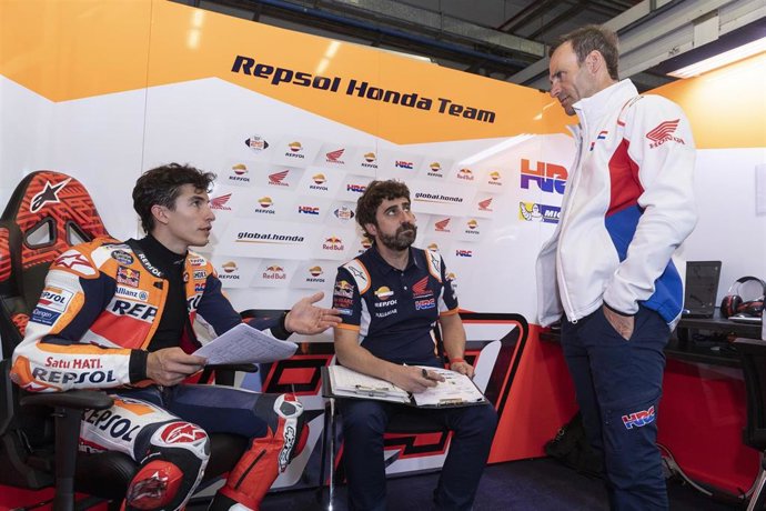 El piloto del Repsol Honda Marc Márquez con Santi Hernández y Alberto Puig