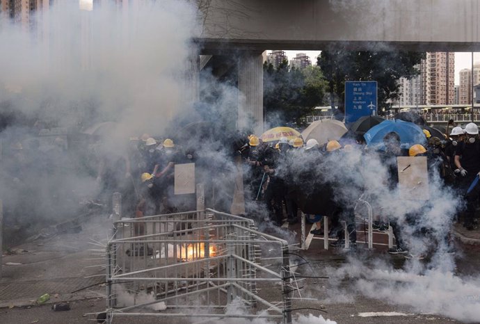 La Policia llana gas lacrimogen durant les protestes a Hong Kong. 