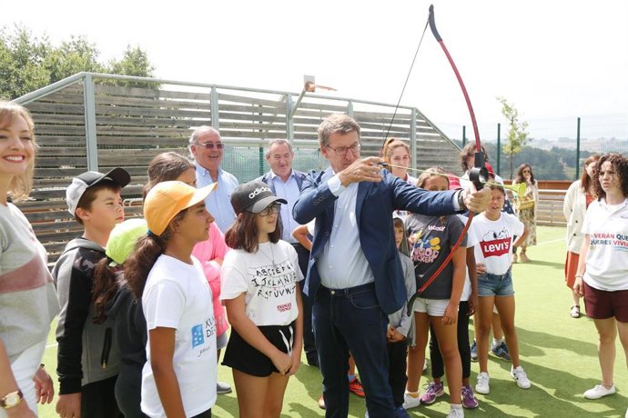 El presidente de la Xunta, Alberto Núñez Feijóo, visita un campamento de verano en Portomarín (Lugo).