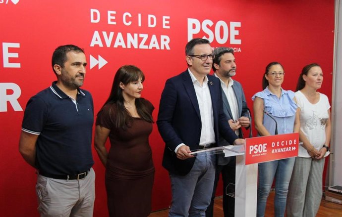 Diego Conesa, rodeado de diputados y senadores socialistas