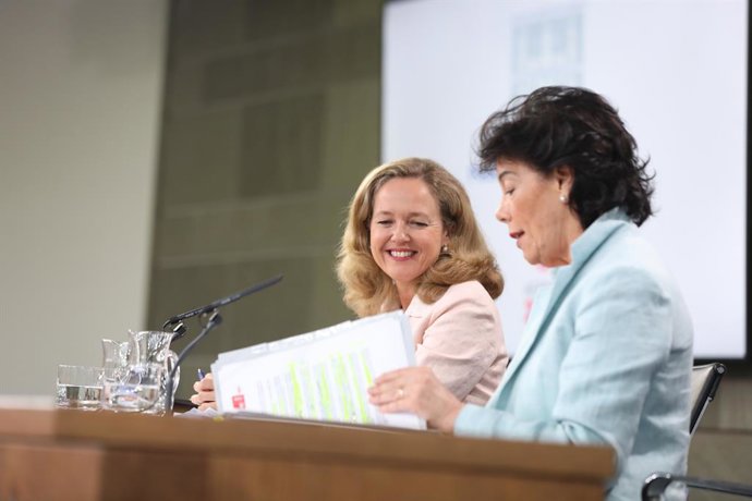 (I-D) La ministra d'Economia en funcions, Nadia Calviño i la portaveu del Govern i ministra d'Educació i Formació Professional en funcions, Isabel Celaá, durant la roda de premsa posterior al Consell de Ministres en La Moncloa.