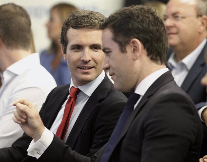 El presidente del PP, Pablo Casado (i) y el secretario general del partido, Teodoro García-Egea (d), durante la reunión de la Junta Directiva Nacional del partido en su sede, situada en la Calle Génova de Madrid.