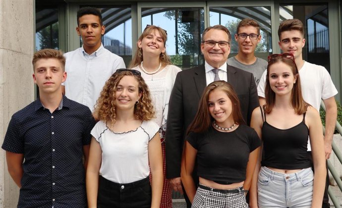 El ministro consejero de la Embajada de Estados Unidos, Benjamin Ziff, con los estudiantes españoles que viajarán al Space Camp de Alabama (EEUU).
