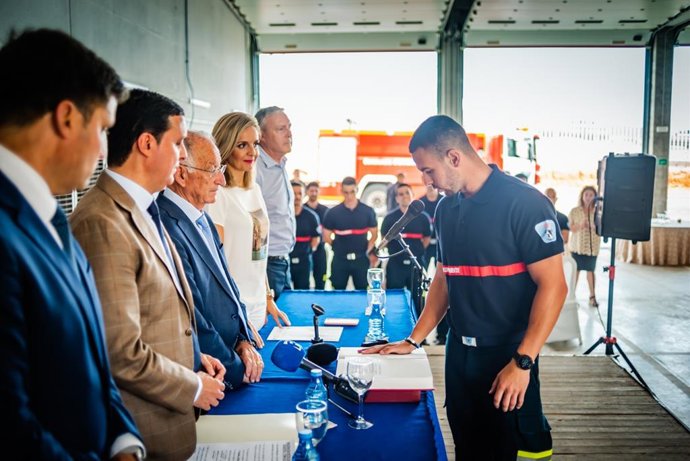 Uno de los nuevos bomberos que se incorporan al parque toma posesión