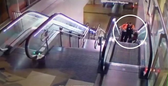 Captura del vídeo difundido por la Sexta donde se ve a dos vigilantes de Metro propinar una paliza a un hombre de raza negra.