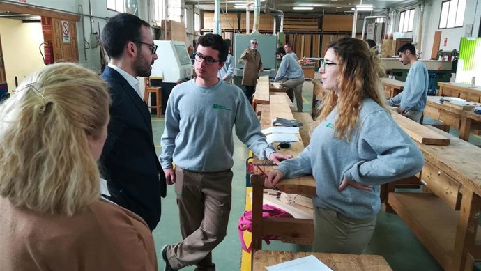 Herrador (izda.) visita la Escuela de Madera de Encinas Reales (Imagen de archivo)
