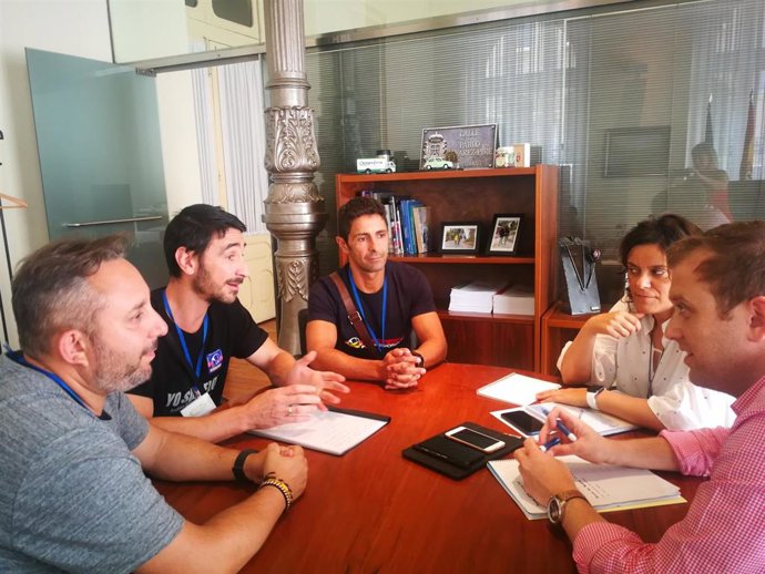 Reunión de representantes de bomberos con el PP