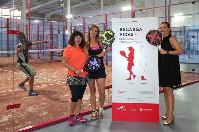 Claudia Morales, Macarena González, del Club, y la presidenta del ICHH, Begoña Reyero